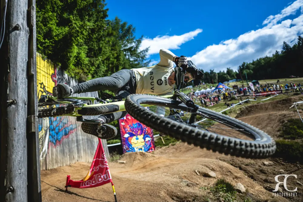 Tomáš Král šikmo u dřevěné stěny při závodě fourcross